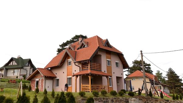 A la foto es mostra l'objecte Apartmani Radovanović situat a la ciutat de Divčibare.