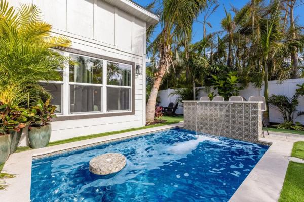 Auf dem Foto ist das Objekt 83rd St Villas East villa in der Stadt Holmes Beach zu sehen.