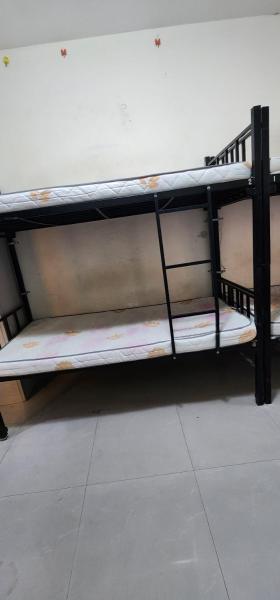 På billedet ses objektet Hall Men bed Space beliggende i byen Dubai.