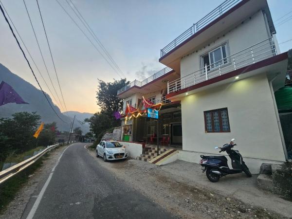 A la foto es mostra l'objecte Ashiyana home stay situat a la ciutat de Maneri.