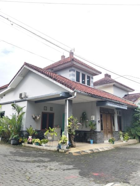 На фото показан объект Homestay Lilo Lila, расположенный в городе Purwosari.