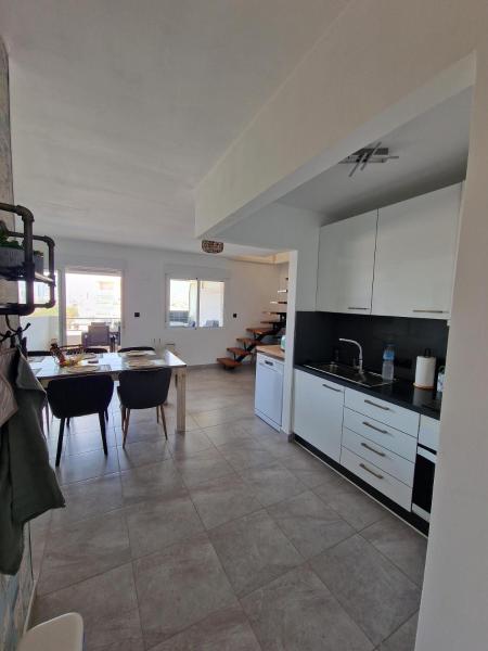 A la foto es mostra l'objecte Esmeralda situat a la ciutat de Calpe.