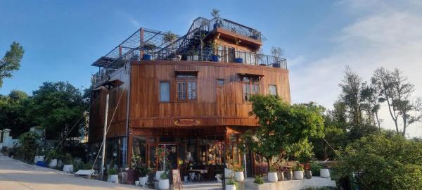На фото показан объект Nhà Waratah Homestay and Restaurant, расположенный в городе Cù Lao Chàm.