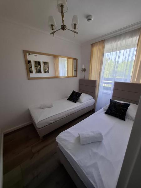 The photo shows the Szmaragdowy Apartament nad Zalewem located in the city of Serock.