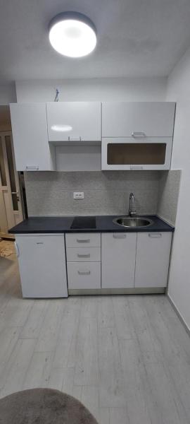 A la foto es mostra l'objecte White apartment situat a la ciutat de Ðurmani.