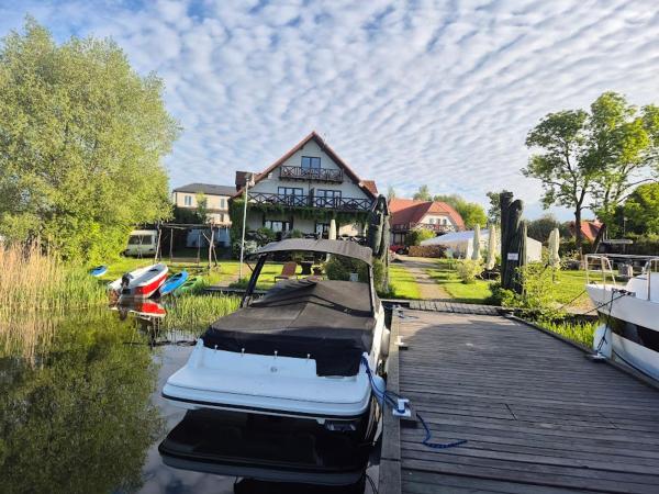 Na zdjęciu widoczny jest obiekt Pensjonat Rybaczówka - noclegi, restauracja, port położony w mieście Bogaczewo.