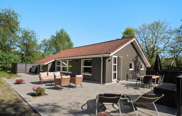 A la foto es mostra l'objecte Three-Bedroom Holiday Home In Hemmet situat a la ciutat de Falen.