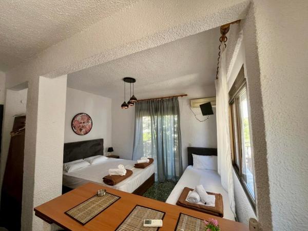 写真にはペフコホリ市にあるPELEKAN rooms and apartments ATHINA 23が写っています。