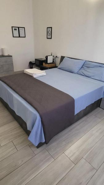 A la foto es mostra l'objecte Casa Manzoni situat a la ciutat de Novara.