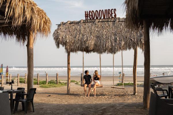 Na fotografii je vidět objekt Itza BeachClub & Bar nacházející se ve městě Canoguero.