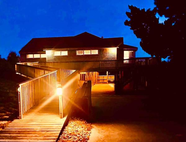 A la foto es mostra l'objecte Ships Watch! 6 Bed, Beach, Pool, Sound Sunset View situat a la ciutat de Powells Point.