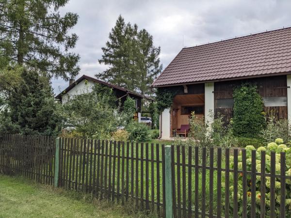 Na zdjęciu widoczny jest obiekt Chata w lesie położony w mieście Pokój.