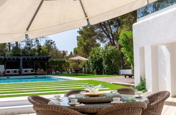 A la foto es mostra l'objecte Villa cala tarida situat a la ciutat de Cala Tarida.