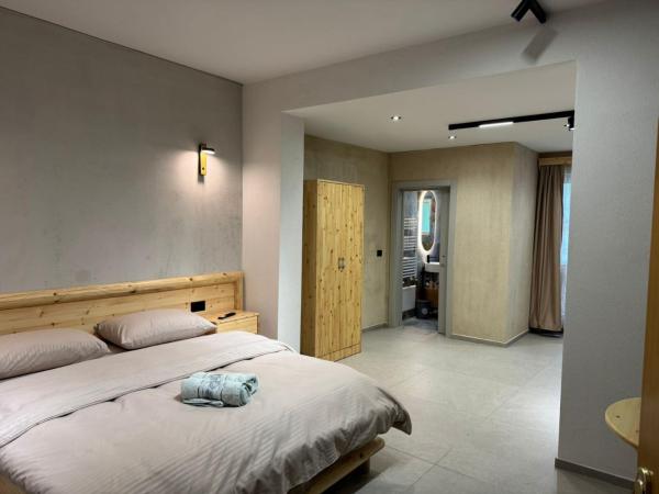 写真にはFshat市にあるHotel Restaurant Radomiraが写っています。