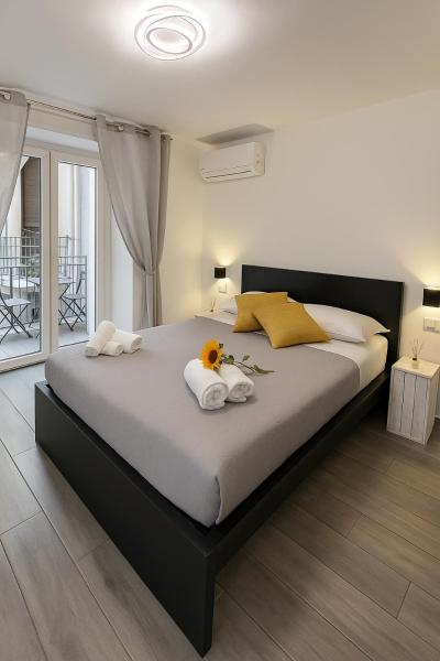 Na foto é possível ver o objeto NAPOLI VIBES Rooms localizado na cidade de Naples.