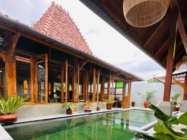 A la foto es mostra l'objecte Omah Jago Sentana Yogyakarta situat a la ciutat de Timuran.
