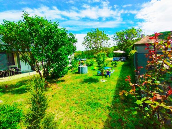 På billedet ses objektet Lavender Vendégház Kicsi falu nagy szívvel varázslatos légkörrel beliggende i byen Halmaj.