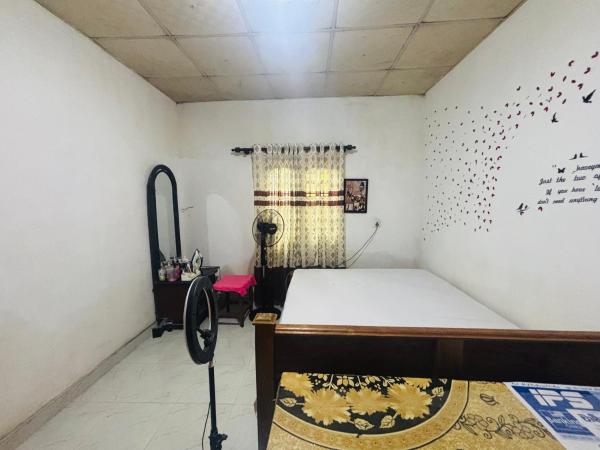 Op de foto is het object Roobis Guest House te zien, gelegen in de stad Tambuttegama.