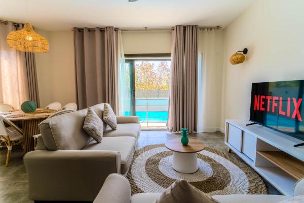 På billedet ses objektet Salty Breeze - Modern 3BR 2BA Fast WiFi Near Beach beliggende i byen Cascavelle.