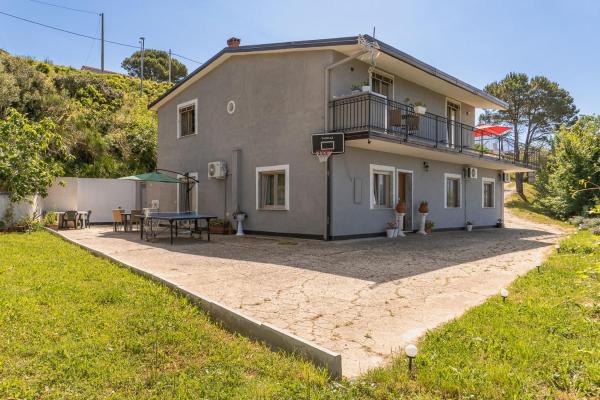 The photo shows the Villa Olimpia Guest House located in the city of Finocchito.