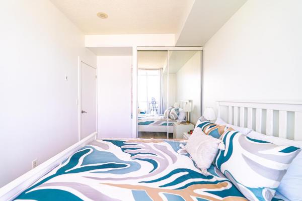 1BD Plus Den Lakeview Suite - Steps to BMO field and CN Tower - Free Parking, Toronto