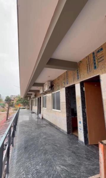 A la foto es mostra l'objecte Chhaava Homestay situat a la ciutat de Surla.