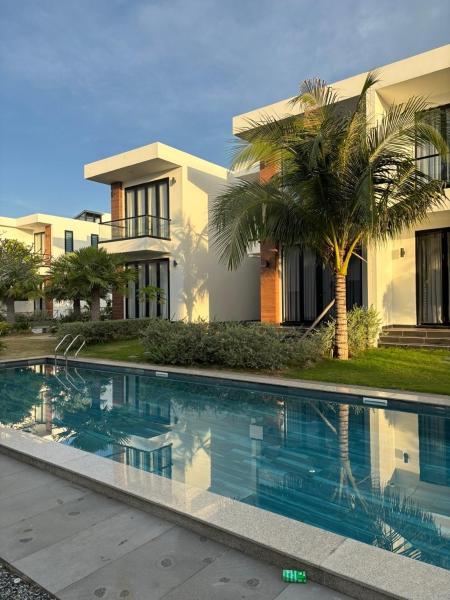 På bildet vises objektet Saint Simeon Resort & Spa Villa som ligger i byen Ấp Lò Vôi.