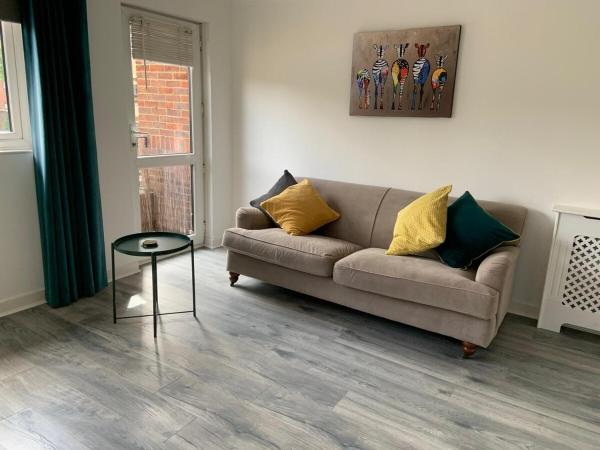 Entire 2 Bed -Sunbury On Thames - Hounslow
