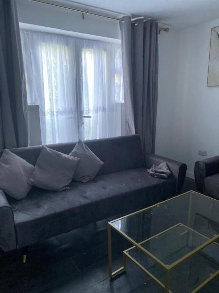 Na fotografii je vidět objekt Woolwich House - FREE PARKING - Spacious 4 Bedroom Contractor Home - Sleeps 7 People - 3 Bathrooms - Central Woolwich Close to Station and Shops - Fast Wi-Fi - Long Term Stays nacházející se ve městě Plumstead.