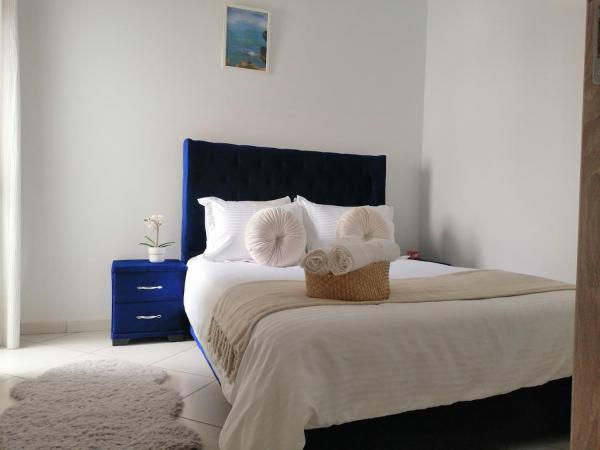 Nella foto è visibile l'oggetto Beautiful 2 bdr flat with pool view & free parking situato nella città di Bouferrah.