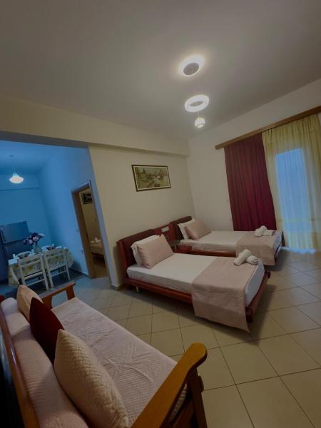 Na fotografii je vidět objekt Draci Apartments nacházející se ve městě Gjashtë.