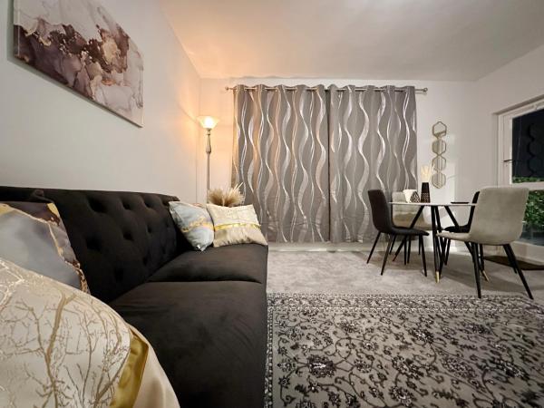 Freya's Place near Thames River - 2 Double Beds, 1 Single Bed, Spacious, Ideal for Families, Londyn