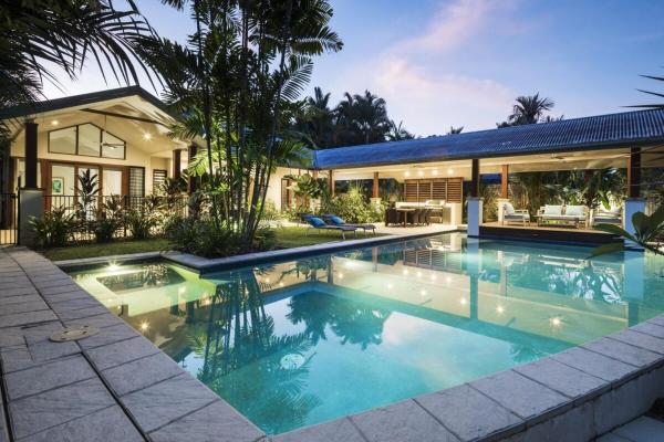 The photo shows the A PEARL on Absolute Beachfront! located in the city of Cooya Beach.