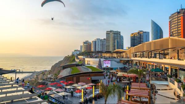 A la foto es mostra l'objecte Bello departamento frente a Larcomar Miraflores situat a la ciutat de Lima.