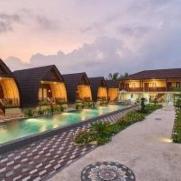 写真にはLabuhanpandan市にあるBayview Beach Resort East Lombokが写っています。