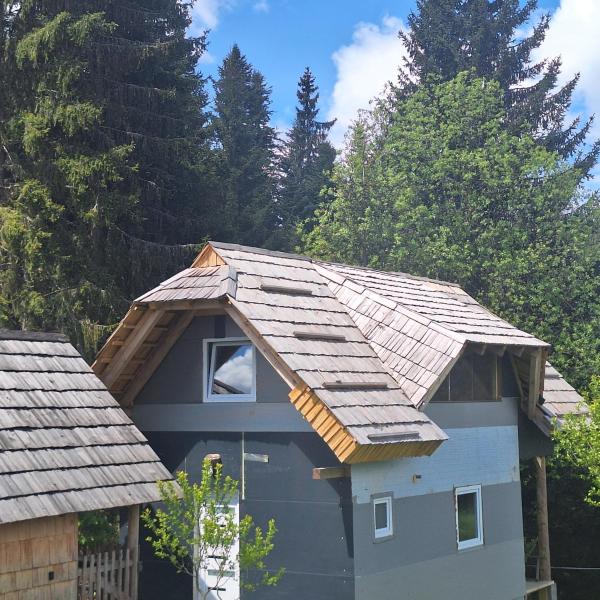 Na foto é possível ver o objeto Planinska Priča localizado na cidade de Krivajevići.