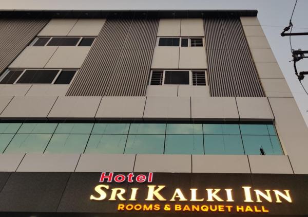A la foto es mostra l'objecte Sri Kalki Inn situat a la ciutat de Rāzām.