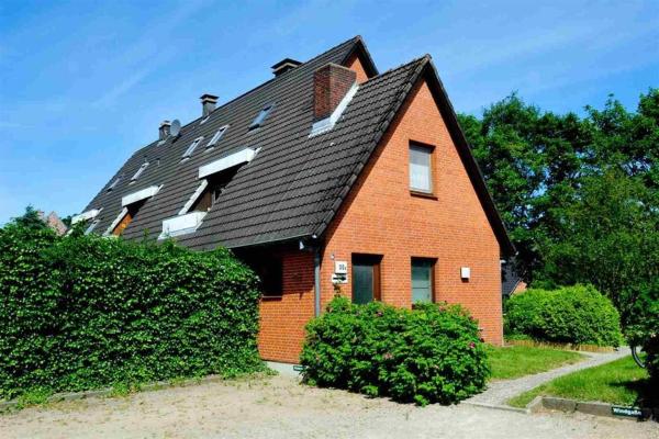 A la foto es mostra l'objecte Haus Dorfstraße 30-30a situat a la ciutat de St. Peter-Ording.