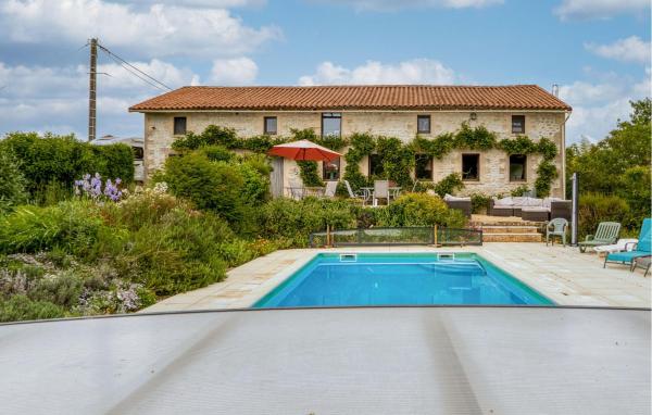 A la foto es mostra l'objecte Charmante Maison Avec Piscine situat a la ciutat de Saint-Macoux.