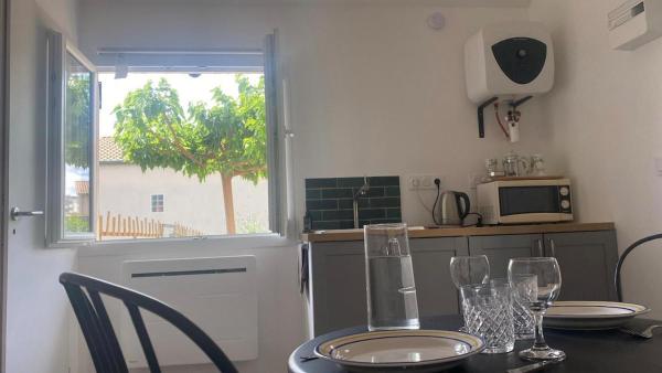 A la foto es mostra l'objecte Petite pause à la Viarhona situat a la ciutat de Condrieu.