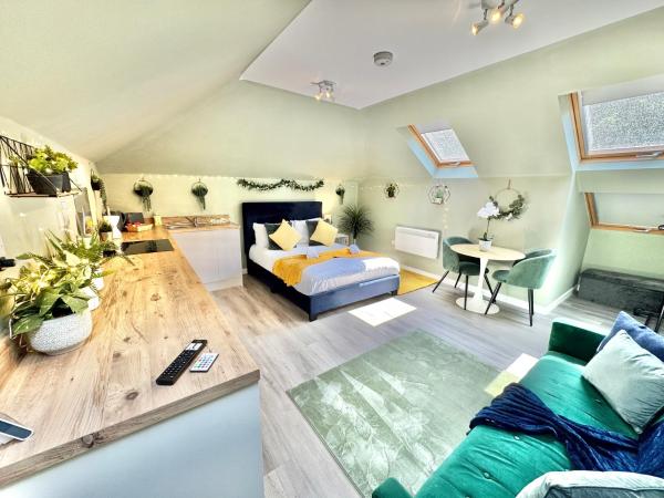 Nella foto è visibile l'oggetto Luxe Chic Retreat - Tropical Vibes & Skylight Serenity - WiFi - Large Smart TV - Minutes Walk to Town and Beach - Sleeps 3 situato nella città di Bournemouth.