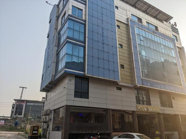 Na zdjęciu widoczny jest obiekt Nuva Hotel położony w mieście Gūjar Khān.