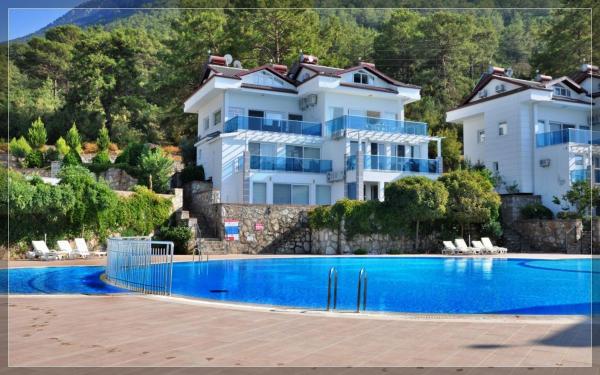 På billedet ses objektet Şahin Apart beliggende i byen Fethiye.