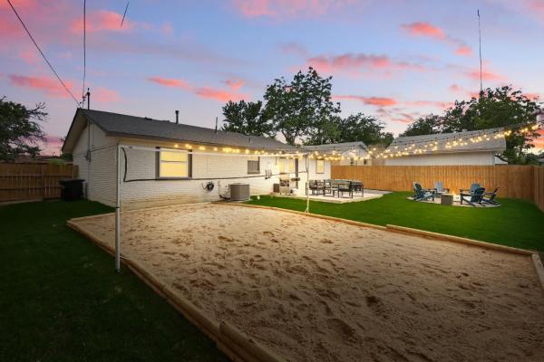 På billedet ses objektet Modern Open-Concept 4-BD 3-BA with Backyard beliggende i byen Irving.