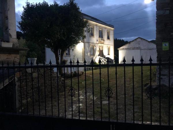 På billedet ses objektet Casa de Campo Pumarada de Oirín beliggende i byen Foz.