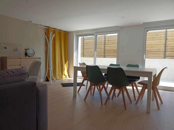 A la foto es mostra l'objecte Appartement, en bord du GR34 situat a la ciutat de Morieux.