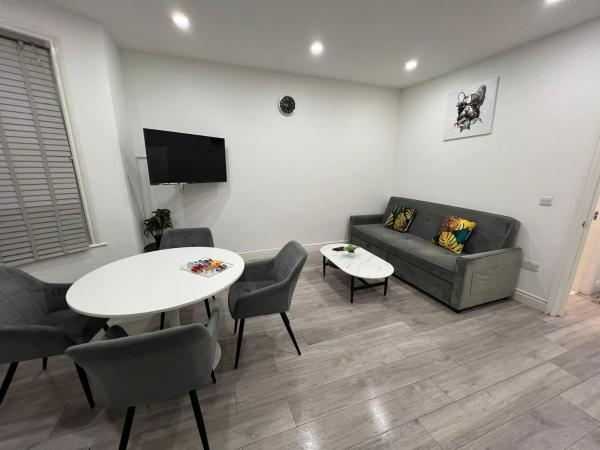 På billedet ses objektet F4 Luxury Stays One bed apartment with Parking beliggende i byen Ilford.