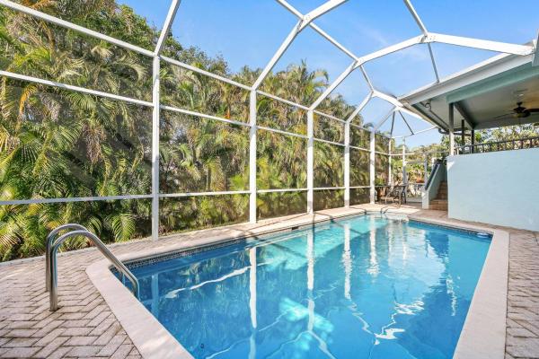 A la foto es mostra l'objecte Walk to the Beach & Everywhere! Private Pool! situat a la ciutat de Henry Key.