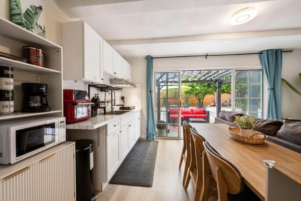 A la foto es mostra l'objecte 100% Private, KingBed- SouthCoast/Newport/Disney situat a la ciutat de Costa Mesa.