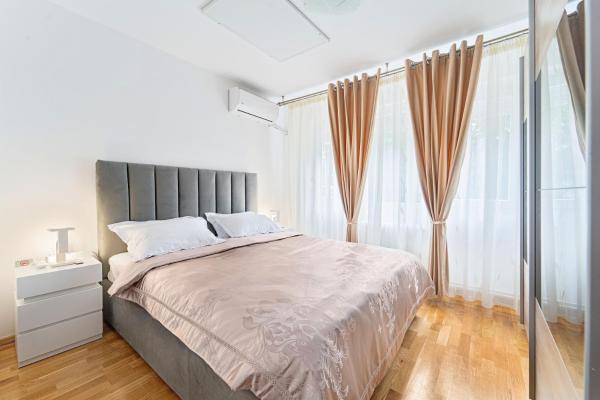 På billedet ses objektet Central Green apartment 3BD - Free Private Parking - by Open House beliggende i byen Timişoara.